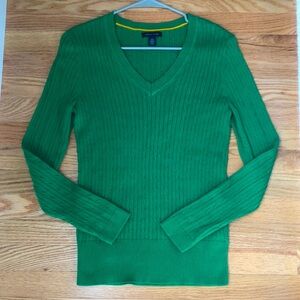Beautiful green sweater by Tommy Hilfiger in size Large. 100% Cotton.